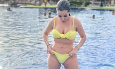 Na Bahia, Deolane Bezerra posa de biquíni em piscina de hotel: 'sem filtro'