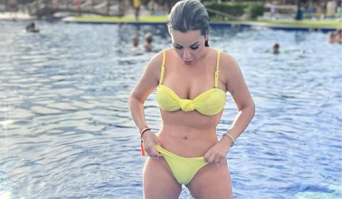 Na Bahia, Deolane Bezerra posa de biquíni em piscina de hotel: 'sem filtro'