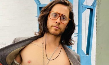 Jared Leto encanta fãs ao posar sem camisa: 'inacreditável ter 50 anos'