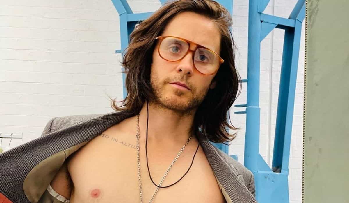 Jared Leto encanta fãs ao posar sem camisa: 'inacreditável ter 50 anos'