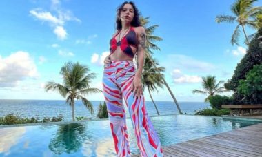 Priscilla Alcantara posa com look colorido de crochê em viagem na Bahia