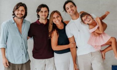 Mãe de Bruno Gissoni, Rodrigo e Felipe Simas posa com os filhos: 'amor'