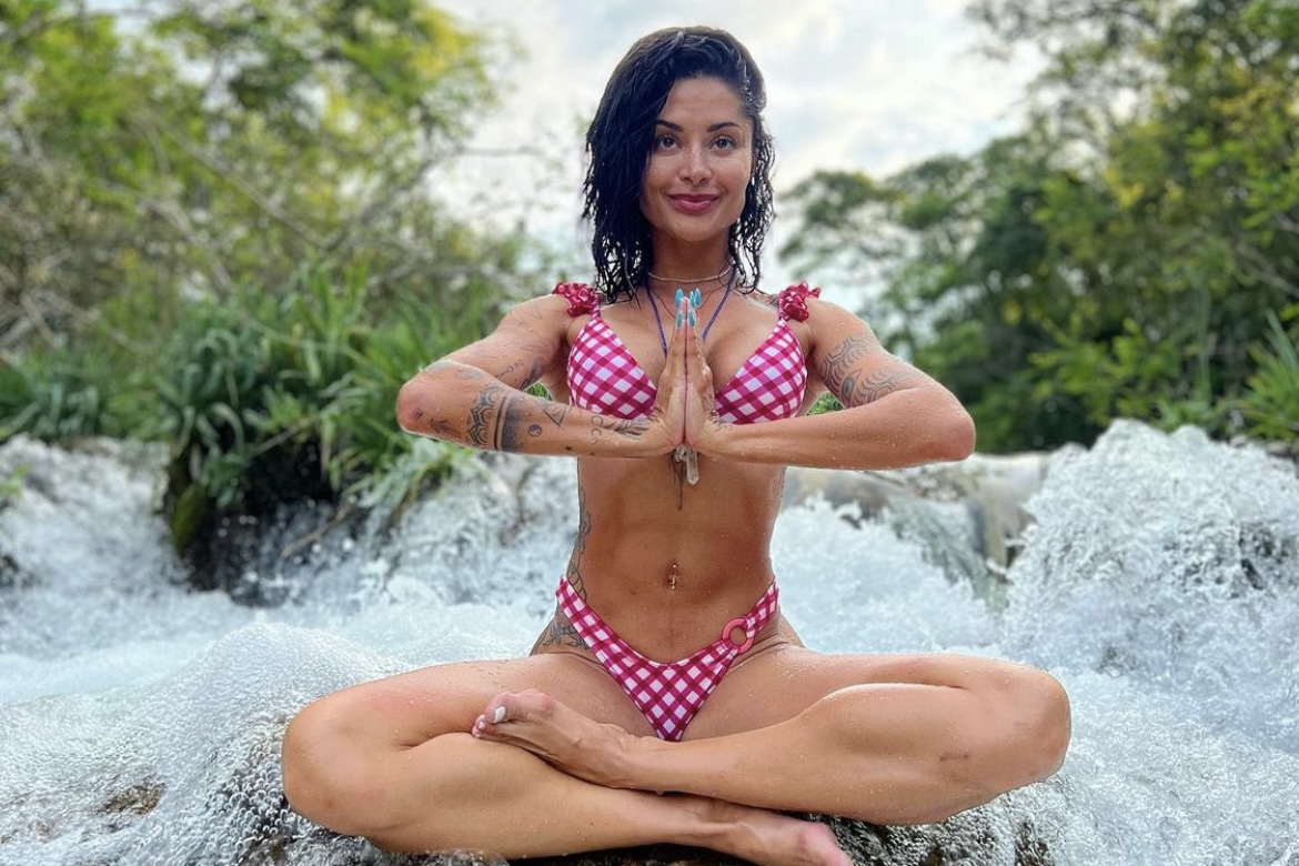 Aline Campos curte banho de cachoeira e faz meditação em Bonito