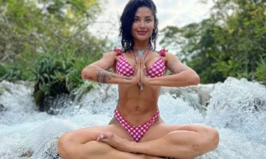 Aline Campos curte banho de cachoeira e faz meditação em Bonito