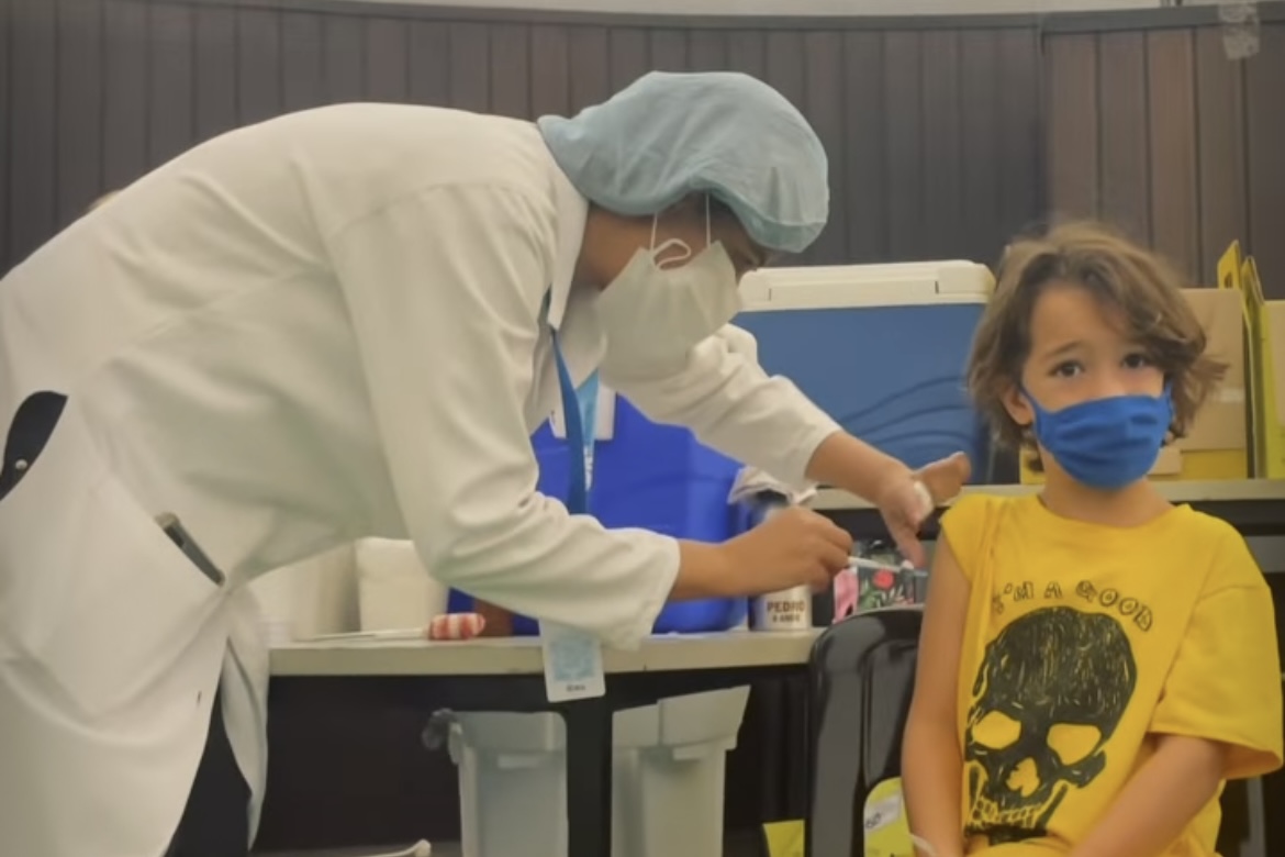 Alinne Moraes celebra vacinação do filho: "Viva a ciência"