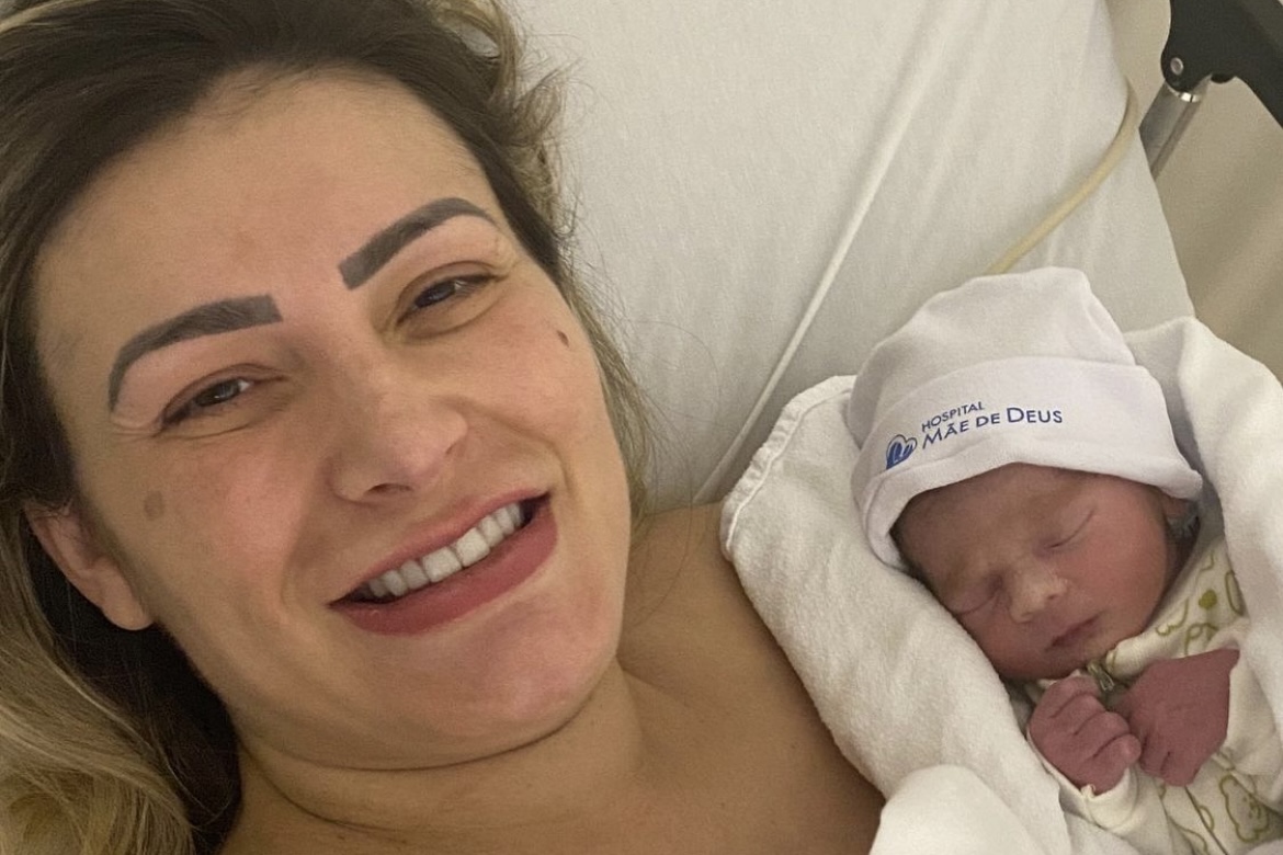 Andressa Urach desabafa sobre dores no pós-parto: "Vontade de chorar"
