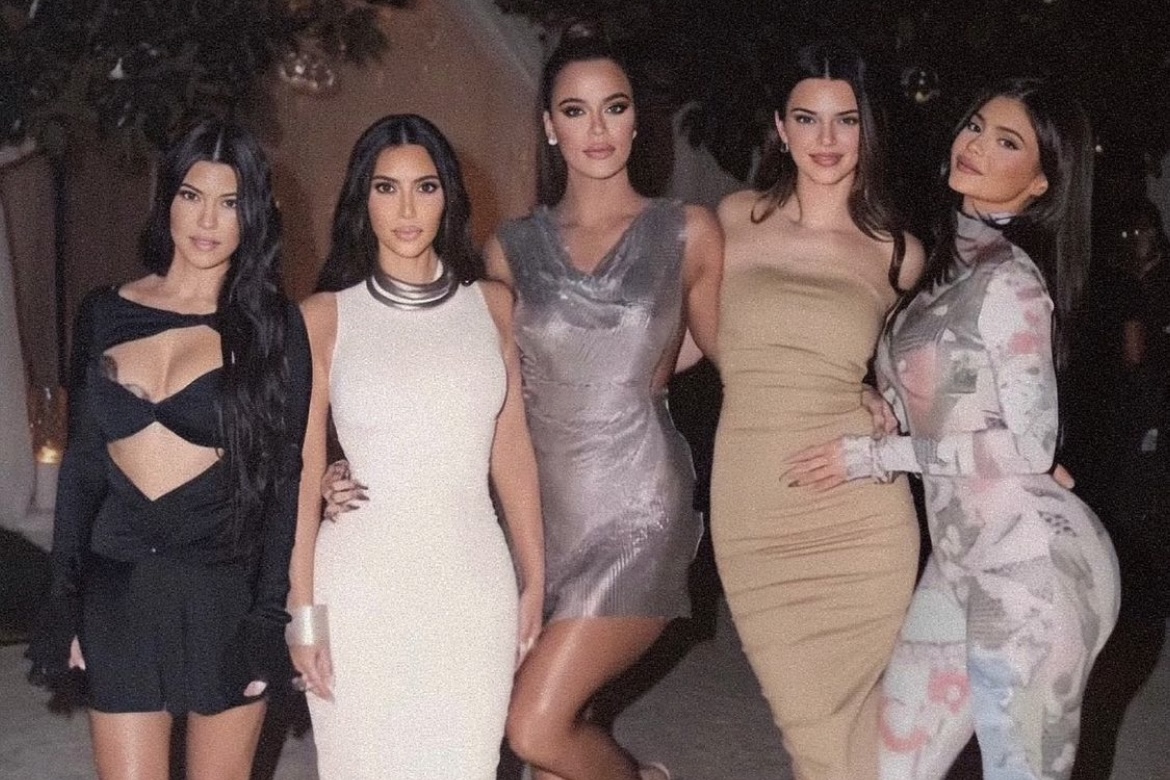 Kim Kardashian aparece com as irmãs e se declara: "Sempre ligadas pelo coração"