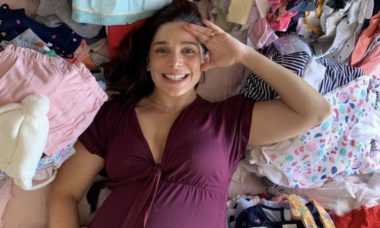 Grávida, Sabrina Petraglia decide doar roupas da filha: "Não imaginava que tinha tanta"