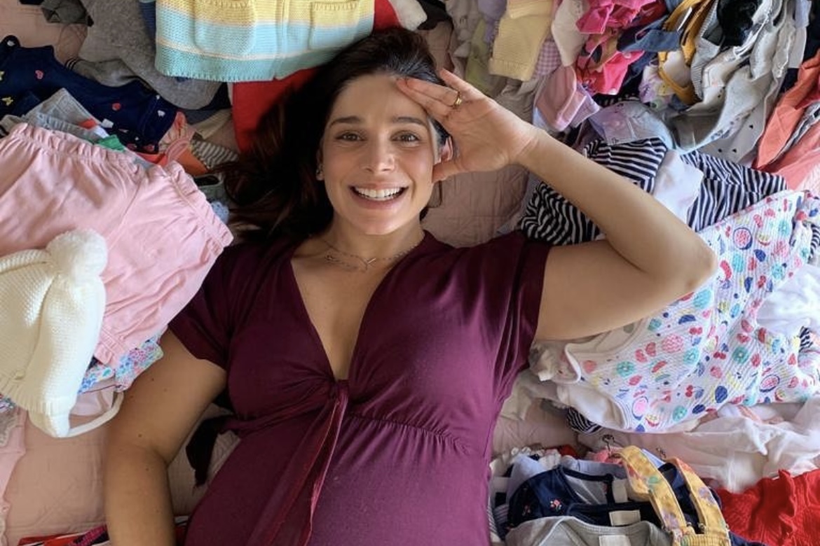 Grávida, Sabrina Petraglia decide doar roupas da filha: "Não imaginava que tinha tanta"