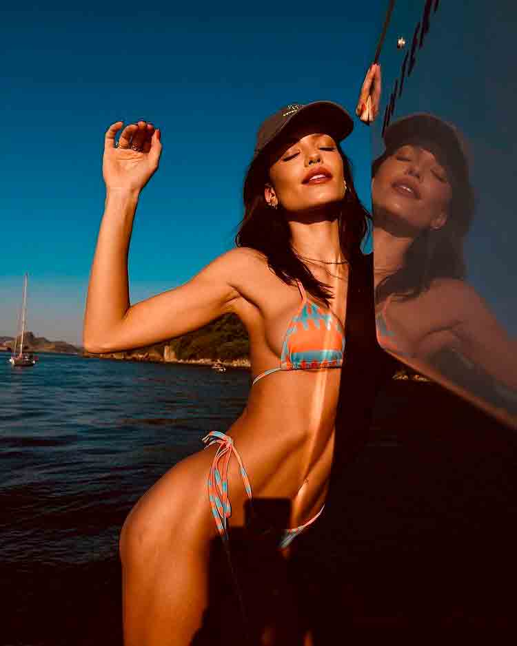 Vitória Strada exibe bronzeado em passeio de barco: "Beijada pelo sol" (Foto: Reprodução/Instagram)
