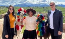 Fabio Porchat e esposa posam com lhamas durante viagem ao Peru