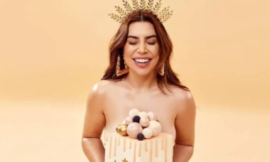 De coroa, Naiara Azevedo encanta fãs ao posar nua segurando bolo