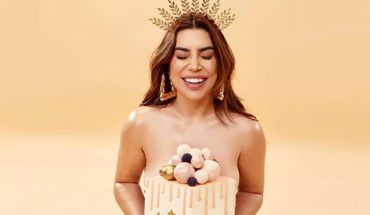 De coroa, Naiara Azevedo encanta fãs ao posar nua segurando bolo
