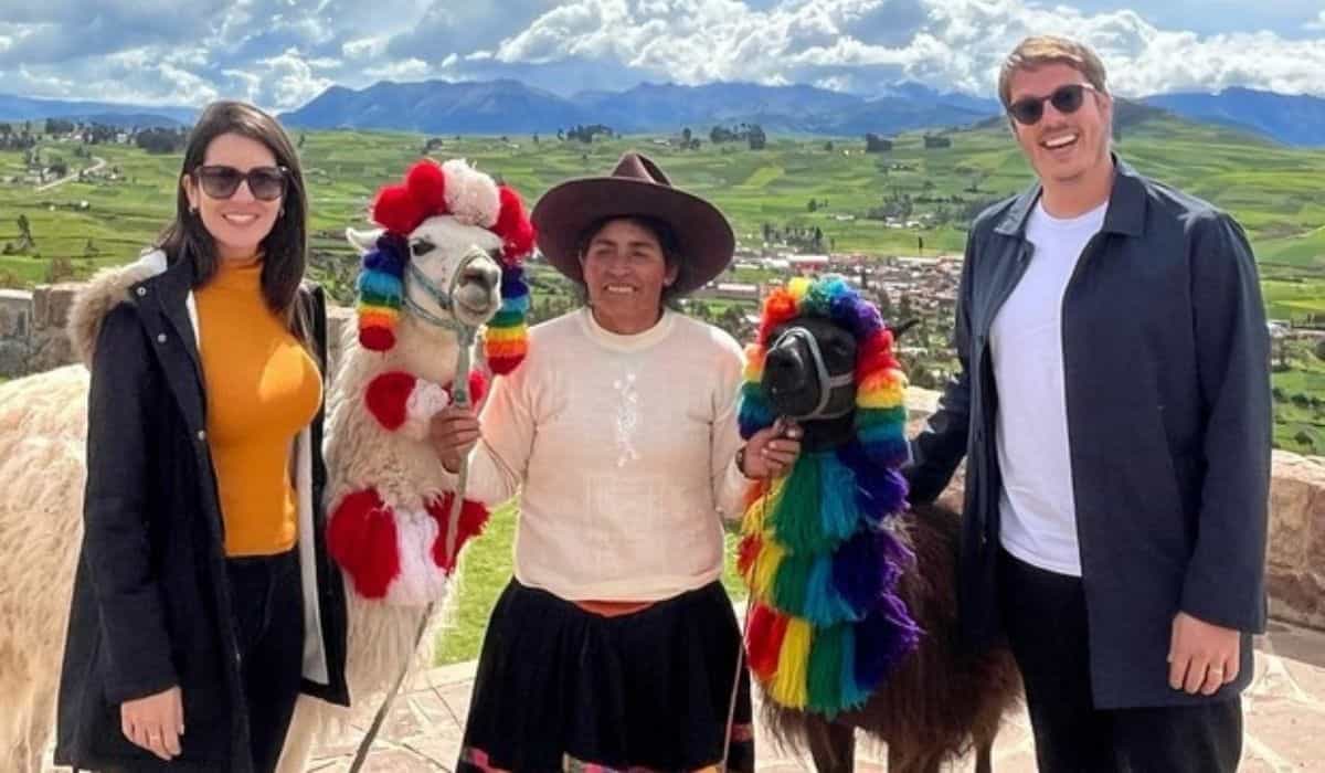 Fabio Porchat e esposa posam com lhamas durante viagem ao Peru