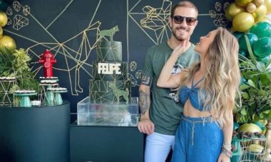 Carla Diaz faz festa surpresa para namorado: 'parabéns amor'