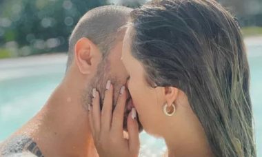 Felipe Becari dá beijão em Carla Diaz na piscina e se declara: 'conexão'