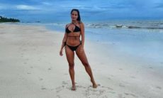 Carol Peixinho posa de biquíni em praia deserta: 'banho de mar'