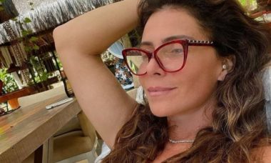 Giovanna Antonelli posa curtindo folga: 'tomando coragem pra semana'