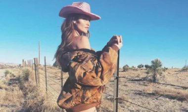 Cintia Dicker posa chapéu de rosa em viagem ao Texas: 'hasta la vista'