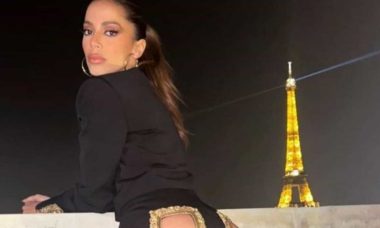 Anitta posa com look ousado recortado no bumbum em viagem à Paris
