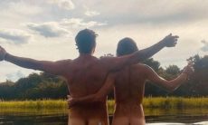 José Loreto e Jesuíta Barbosa posam nus no rio em gravação de Pantanal