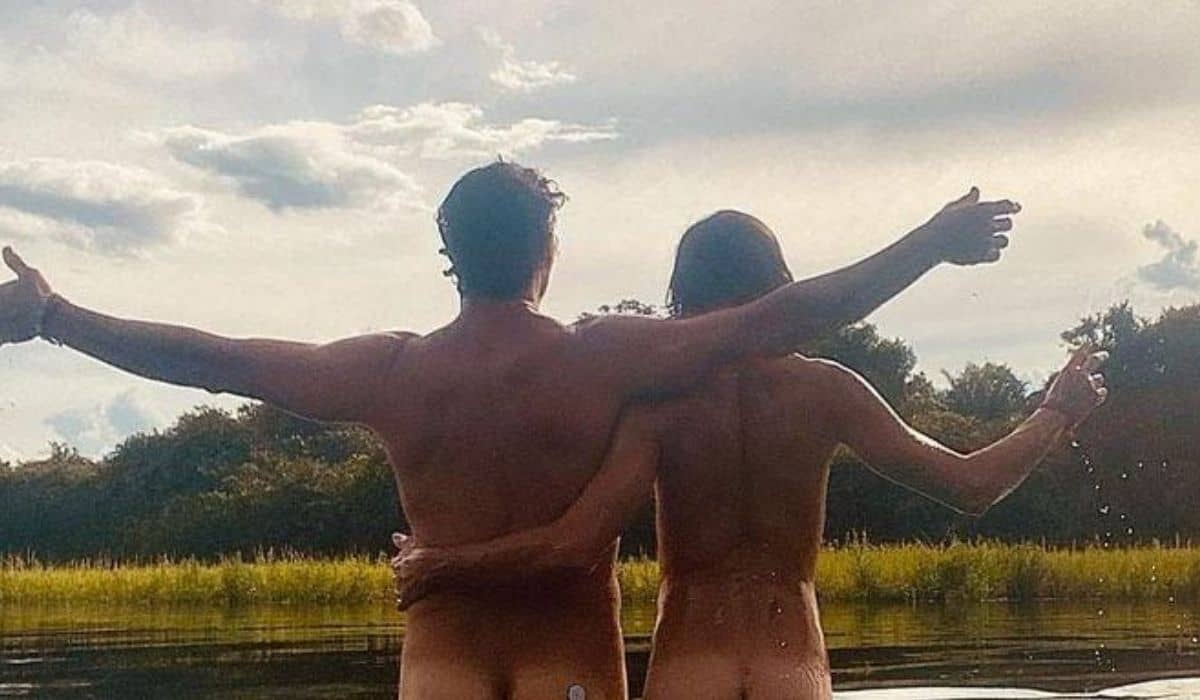 José Loreto e Jesuíta Barbosa posam nus no rio em gravação de Pantanal