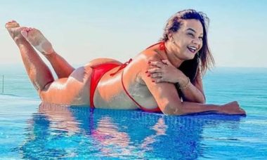 Solange Couto posa de biquíni à beira da piscina: 'amo demais o sol'