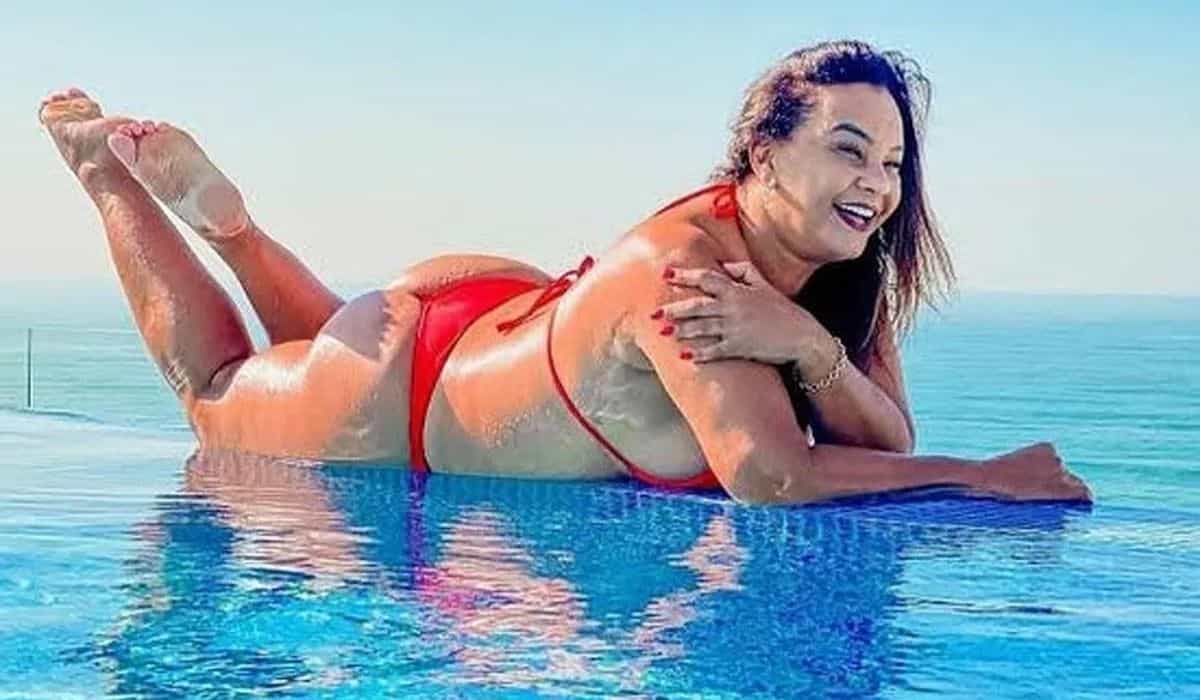 Solange Couto posa de biquíni à beira da piscina: 'amo demais o sol'