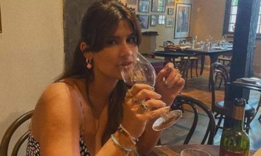 Giulia Costa posa com bolsa de grife de R$ 17,4 mil durante jantar