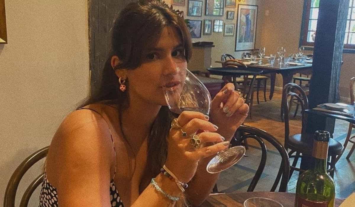 Giulia Costa posa com bolsa de grife de R$ 17,4 mil durante jantar