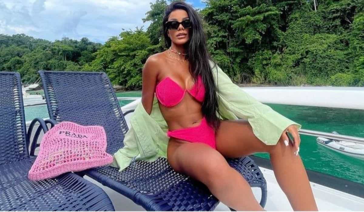 Brunna Gonçalves posa de biquíni em passeio de barco: 'pegando bronze'