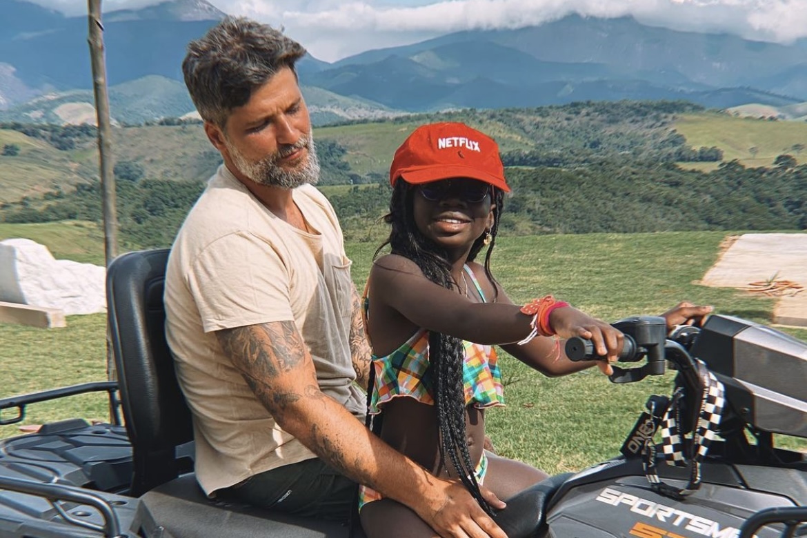 Bruno Gagliasso encanta fãs ao mostrar passeio de quadriciclo com a filha, Titi