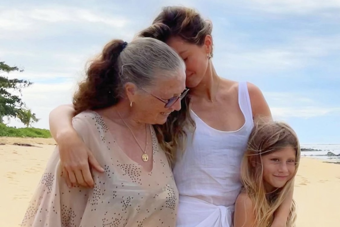 Gisele Bündchen posta clique raro com mãe e filha: "Sou muito grata"