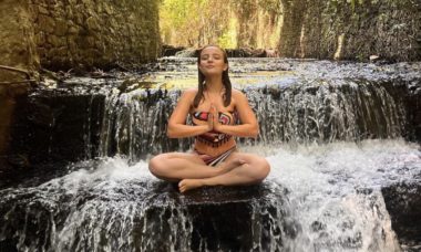 Larissa Manoela curte dia de cachoeira: "Força da natureza"