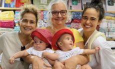 Nanda Costa leva filhas gêmeas para conhecer loja da bisavó: "Herdeiras"