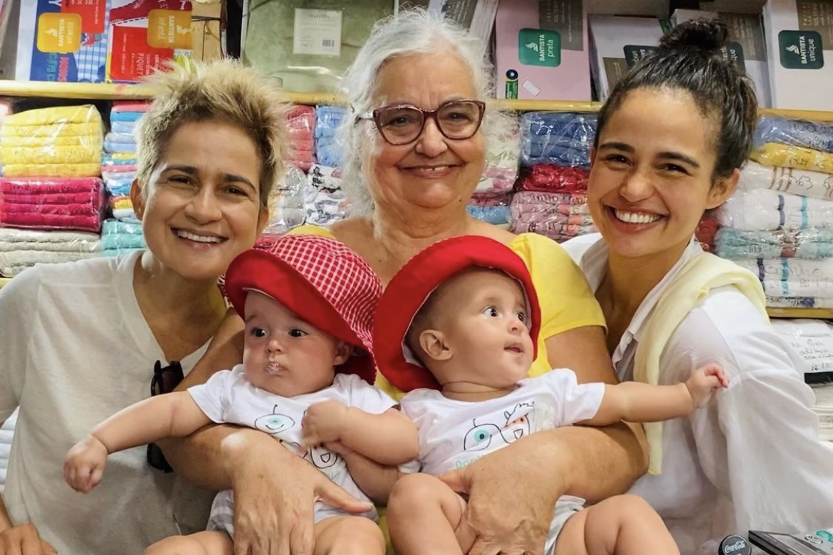 Nanda Costa leva filhas gêmeas para conhecer loja da bisavó: "Herdeiras"