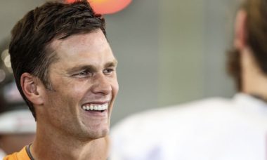 Tom Brady desiste de aposentadoria e anuncia retorno à NFL