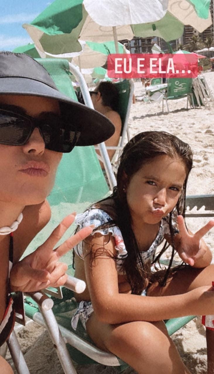 Deborah Secco curte dia de sol com a filha em praia do Rio: 'eu e ela' (Foto: Reprodução/Instagram)
