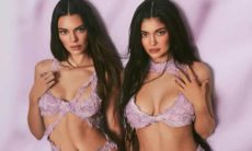 Kendall e Kylie Jenner posam juntas com lingeries roxas