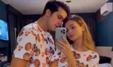 Luan Santana e namorada combinam pijama com estampa de seus rostos