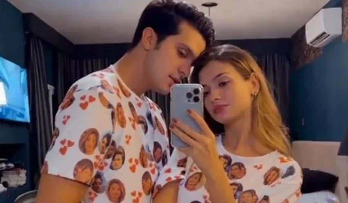 Luan Santana e namorada combinam pijama com estampa de seus rostos