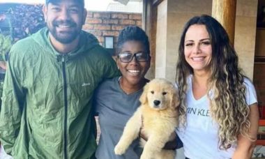 Cão de Viviane Araújo recebe adestramento para chegada de bebê
