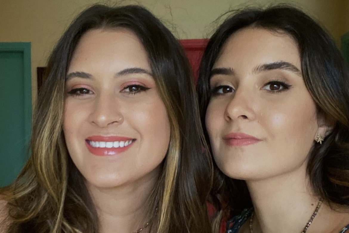 Bia Bonemer posta clique raro com irmã gêmea, Laura
