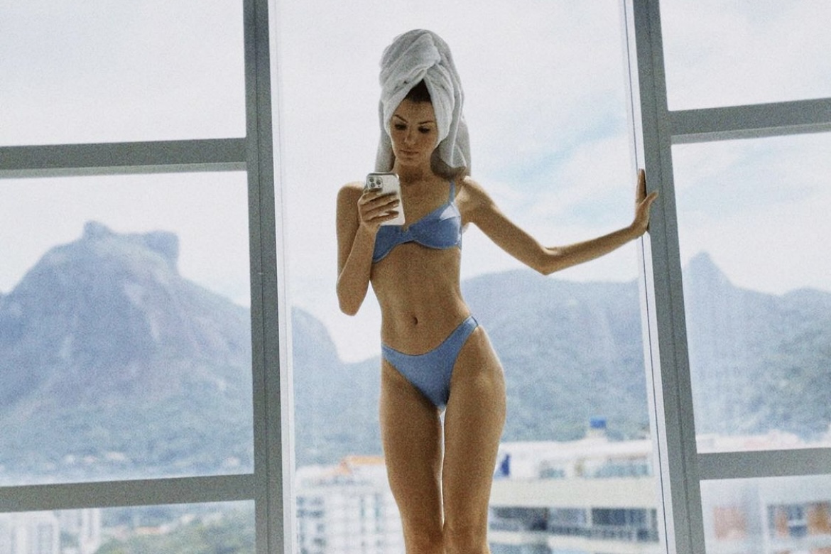 Camila Queiroz posa de lingerie e encanta fãs: "Deusa"