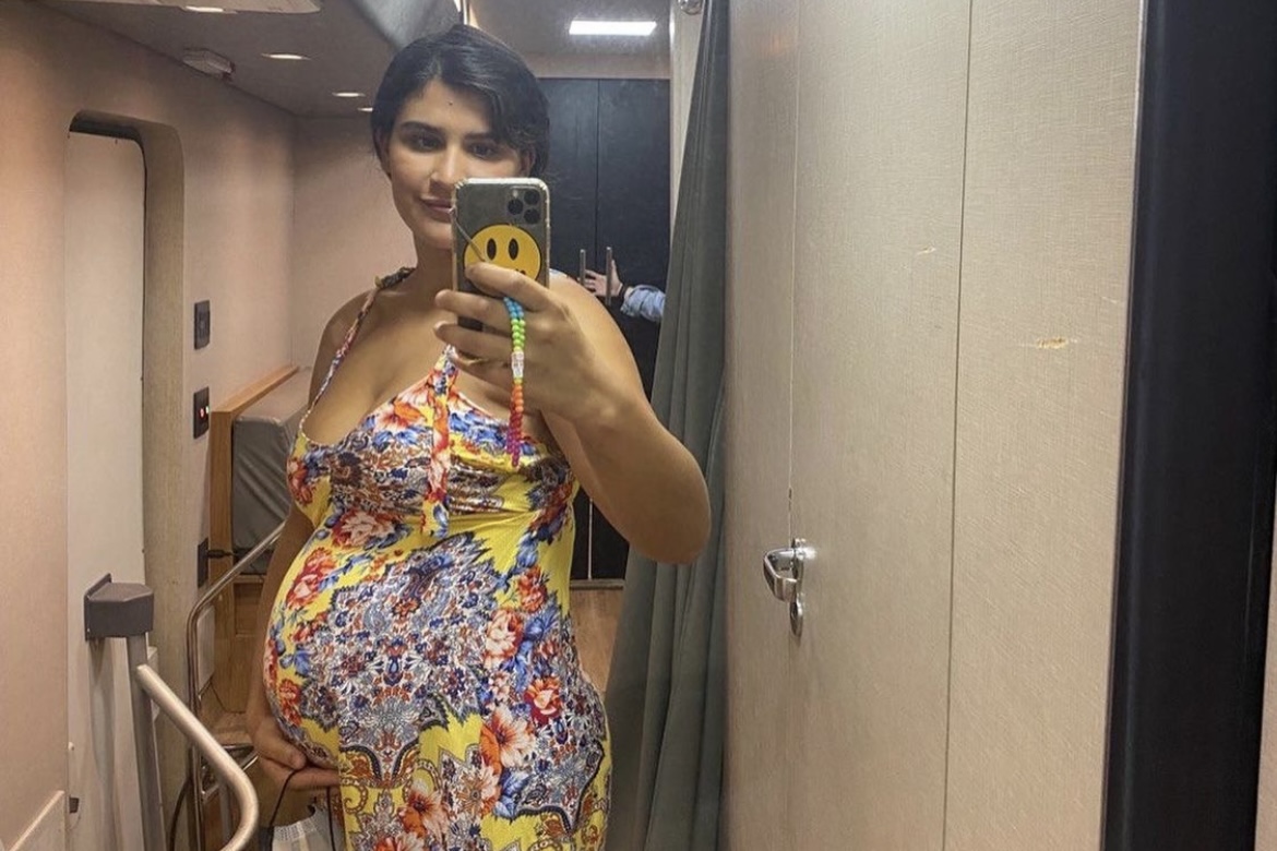 Giulia Costa usa barriga de gravidez para personagem: "Que loucura"