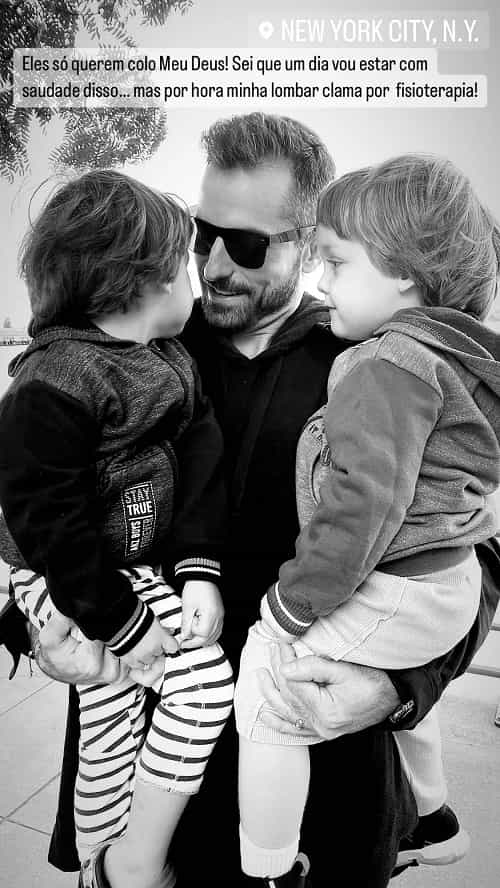 Thales Bretas posa com os filhos no colo e brinca: 'lombar clama por fisioterapia' (Foto: Reprodução/Instagram)