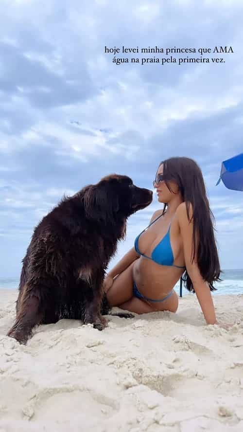 Rafa Kalimann leva sua cachorra na praia pela primeira vez: 'ama água' (Foto: Reprodução/Instagram)