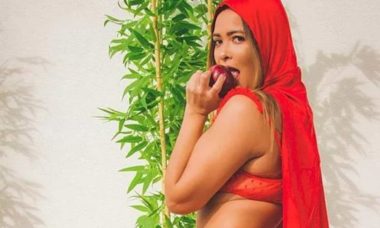 Geisy Arruda posa em ensaio sexy de 'Chapeuzinho Vermelho'