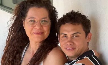 Silvero Pereira posa com a amiga Isabel Teixeira: 'não te largo sua lindeza'