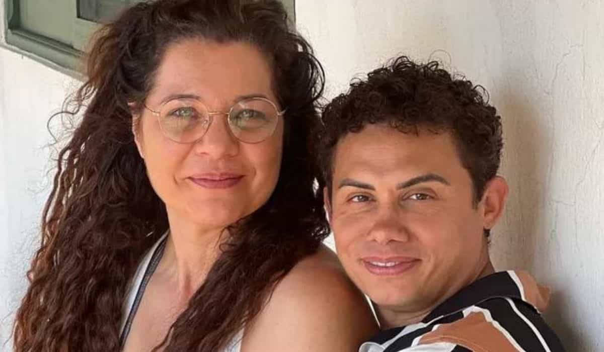 Silvero Pereira posa com a amiga Isabel Teixeira: 'não te largo sua lindeza'